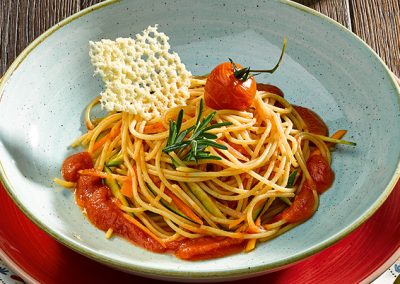 Bunte Vollkorn-Gemüsespaghetti mit Tomatensauce und Parmesanchips