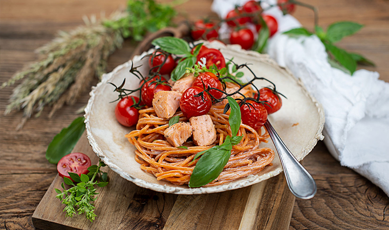 Scharfe Aglio e Peperoncino Spaghetti-Bowl mit zartem Lachsfilet