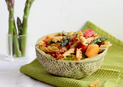 Low Carb Nudel-Spargel Salat mit zweierlei Melone und knusprigem Speck