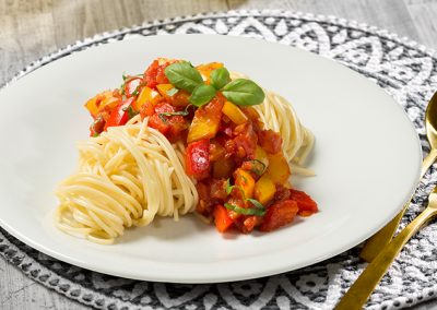 Spaghetti mit Paprika-Tomaten-Basilikum Sauce