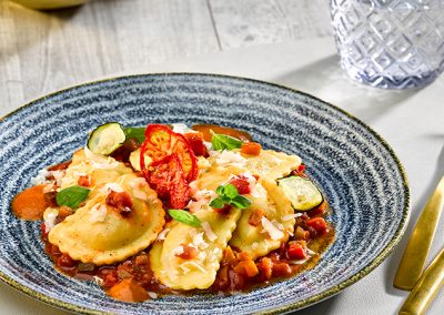 Mezzelune Mozzarella-Tomate auf provenzalischem Schmorgemüse und Schaum