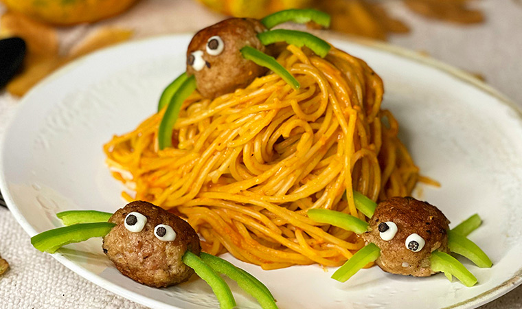 Kürbis-Spaghetti mit Fleischbällchen Spinnen