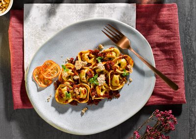 Tortelloni Spinat-Ricotta auf Tomaten-Erdnuss Pesto und Dinkelcrunch