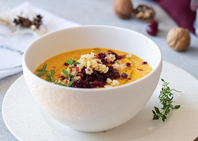 Karotten-Pastinaken-Suppe mit Sternchennudeln und Rohnen Tartar