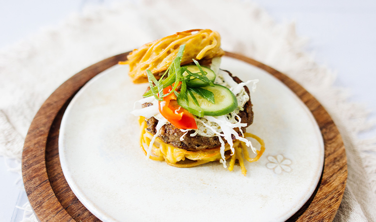 Spaghetti-Burger mit Käferbohnen-Patties und Kürbiskernöl-Mayo