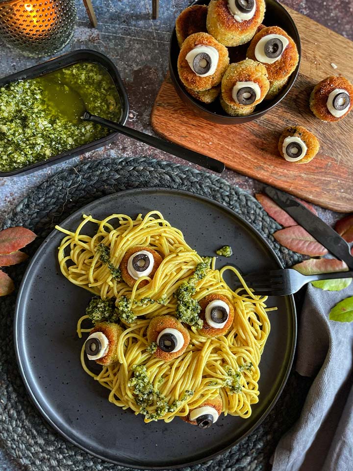 Spaghetti-mit-cremiger-currysauce-und-gemueseaugen-halloween-rezept