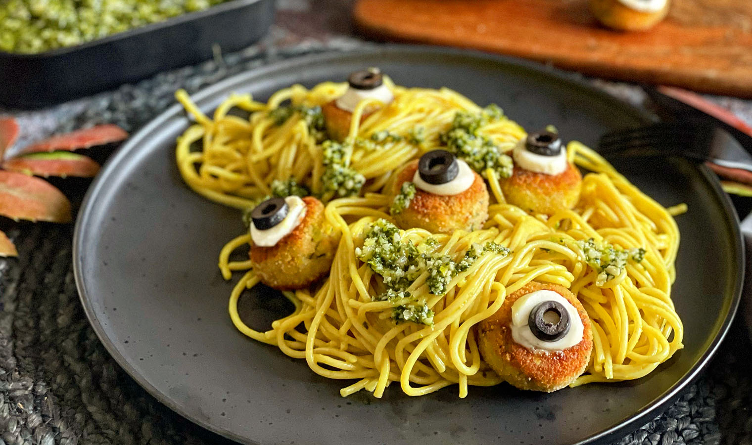 Halloweenrezept für Spaghetti mit würziger Currysauce und Gemüseaugen