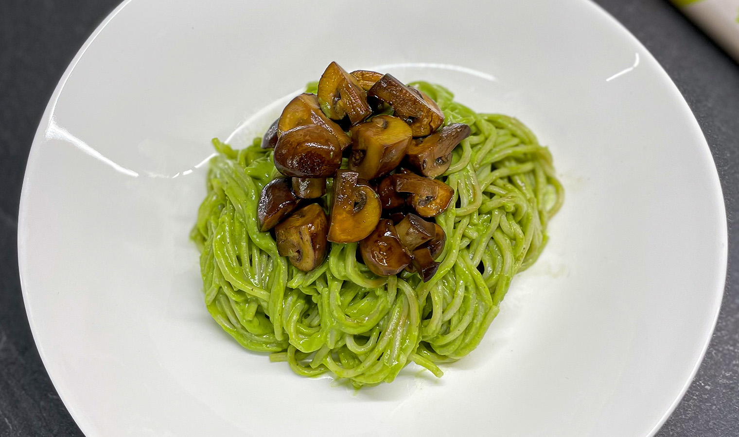 cremige-avocado-spaghetti-mit-champignons-rezept