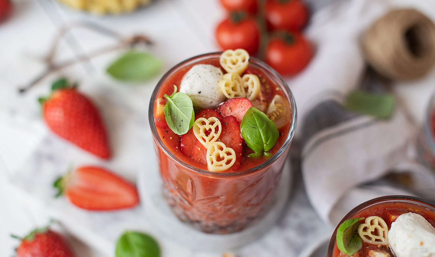 Erdbeer-Tomaten-Gazpacho mit Ziegenfrischkäse und Herzerl Nudeln