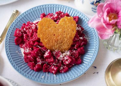 Rote Mac and Cheese mit Parmesanchips