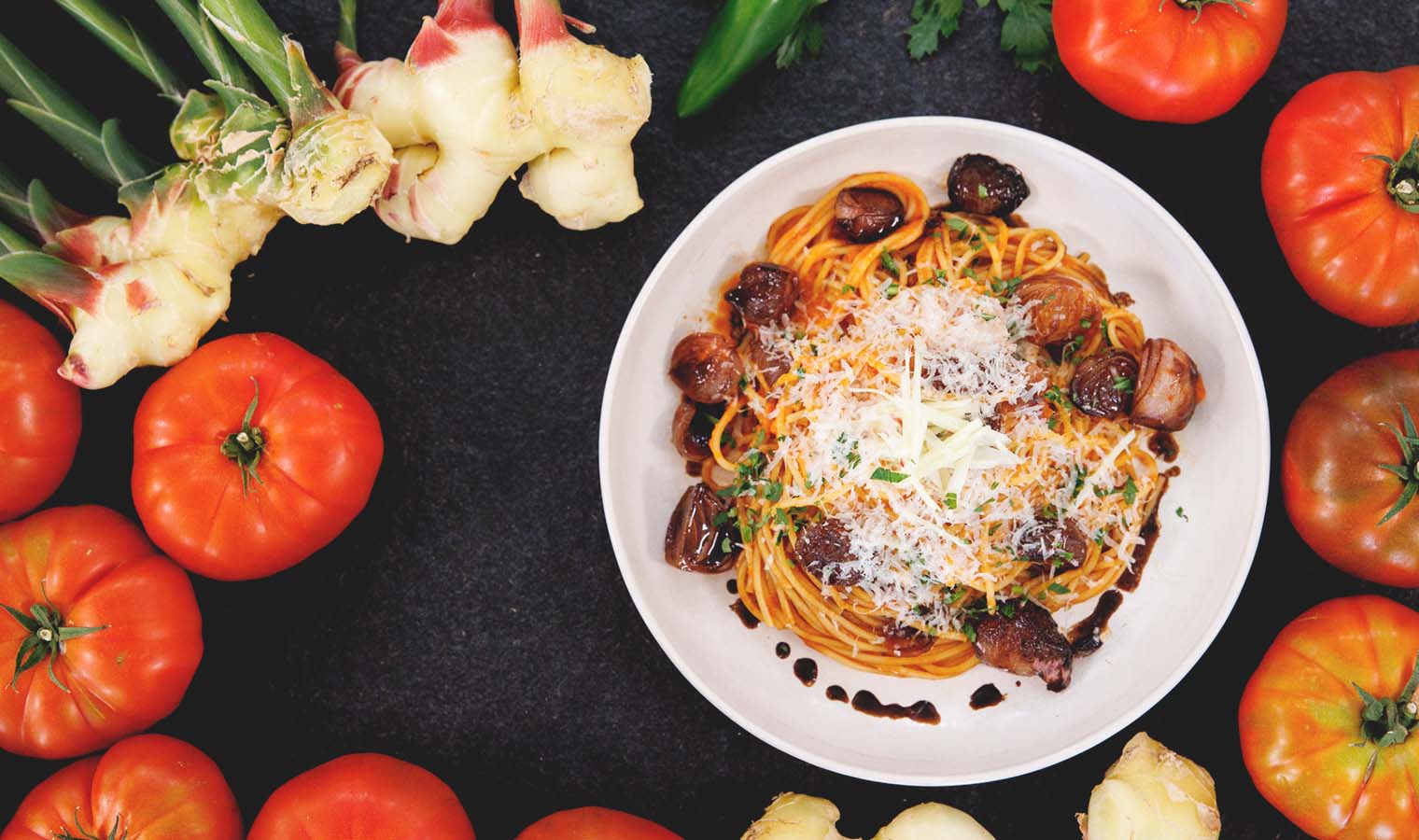 BIO Spaghetti mit Paradeiser-Ingwer-Sauce und karamellisierten Balsamico Schalotten