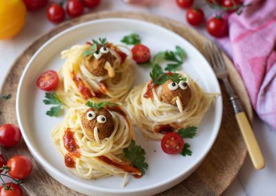Vogerl Gemüsebällchen in Spaghettinestern mit Käsesauce | Kochen mit Kindern