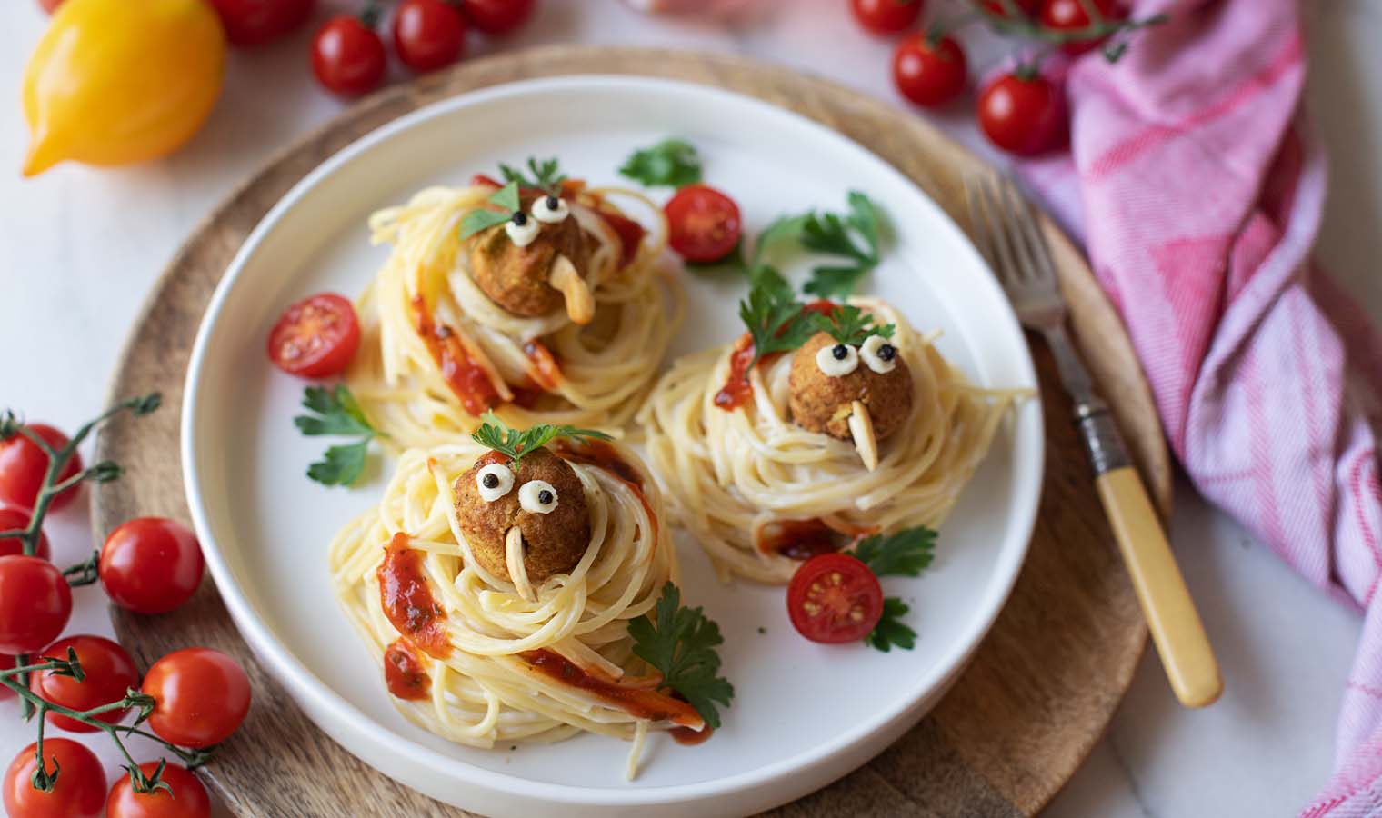 Vogerl Gemüsebällchen in Spaghettinestern mit Käsesauce | Kochen mit Kindern