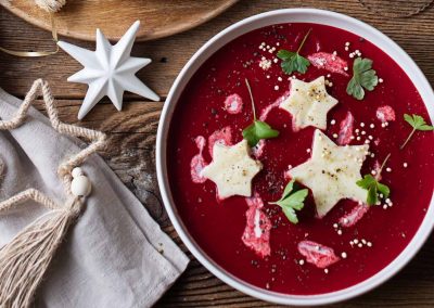 Festliche Rote Rüben Suppe mit Grieß-Sternen