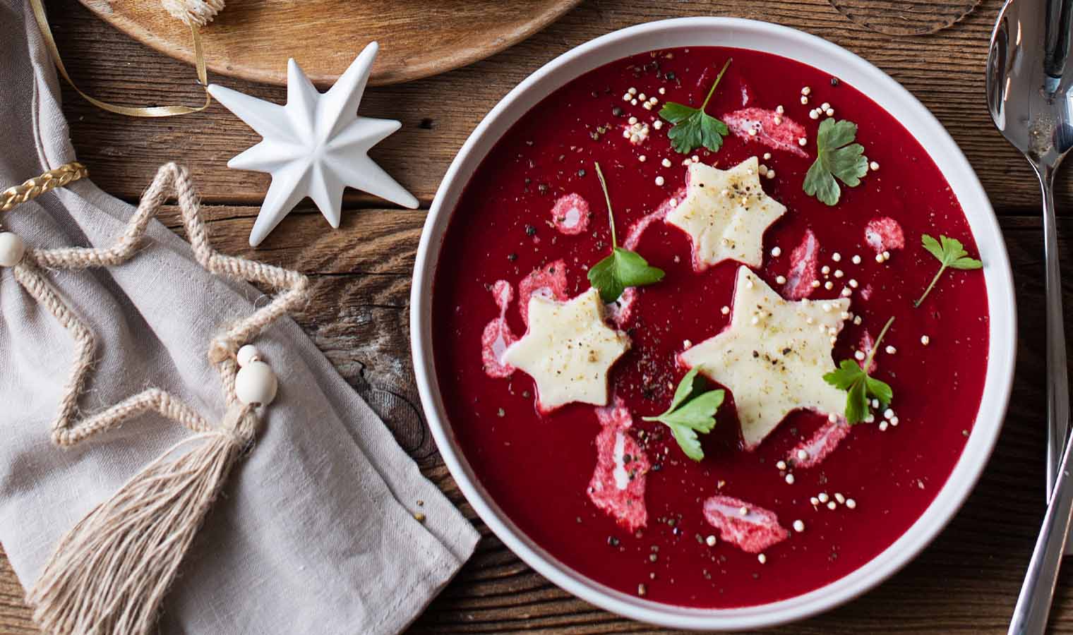 Festliche Rote Rüben Suppe mit Grieß-Sternen
