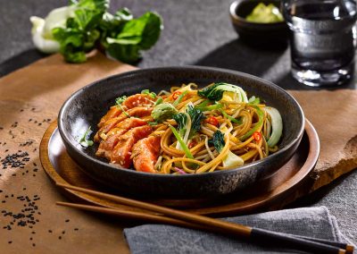 Tataki von der Lachsforelle mit gebratenen Asia-Spaghetti und Matcha-Wasabi-Dip