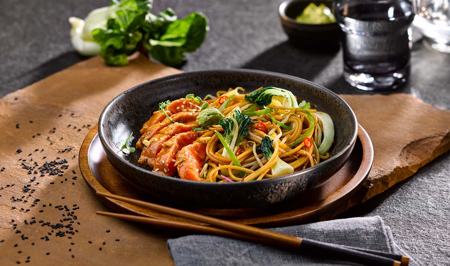 Tataki von der Lachsforelle mit gebratenen Asia-Spaghetti und Matcha-Wasabi-Dip